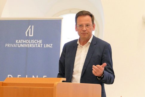 Gen.-Dir. Mag. Klaus Kumpfmüller. Vortrag von Gen.-Dir. Mag. Klaus Kumpfmüller, HYPO Oberösterreich, vor KU-Rollup.