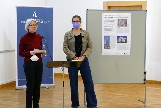 Foto mit Univ.-Prof.in Dr.in Anna Minta und Ass.-Prof. Dr.in Julia Rüdiger bei der Posterpräsentation am 28.1.2022.