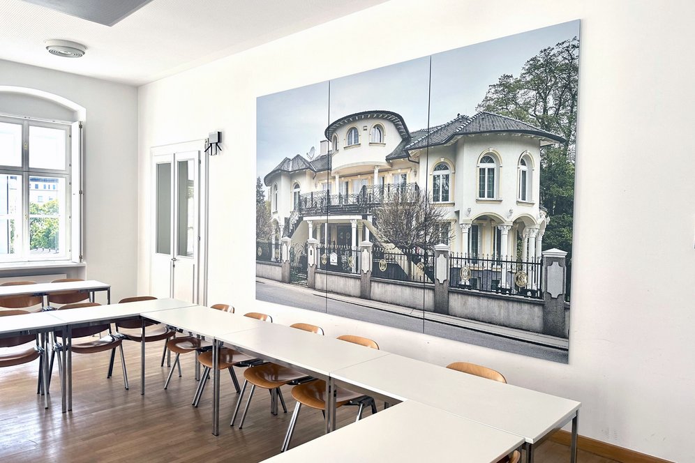Fotoausstellung "Häuser - Hecken - Zäune". © KU Linz/Eder. Fotoausstellung im Rahmen von "wir stellen aus:". Werk von Britt-Madelaine Arns im Hörsaal 4 der KU Linz.