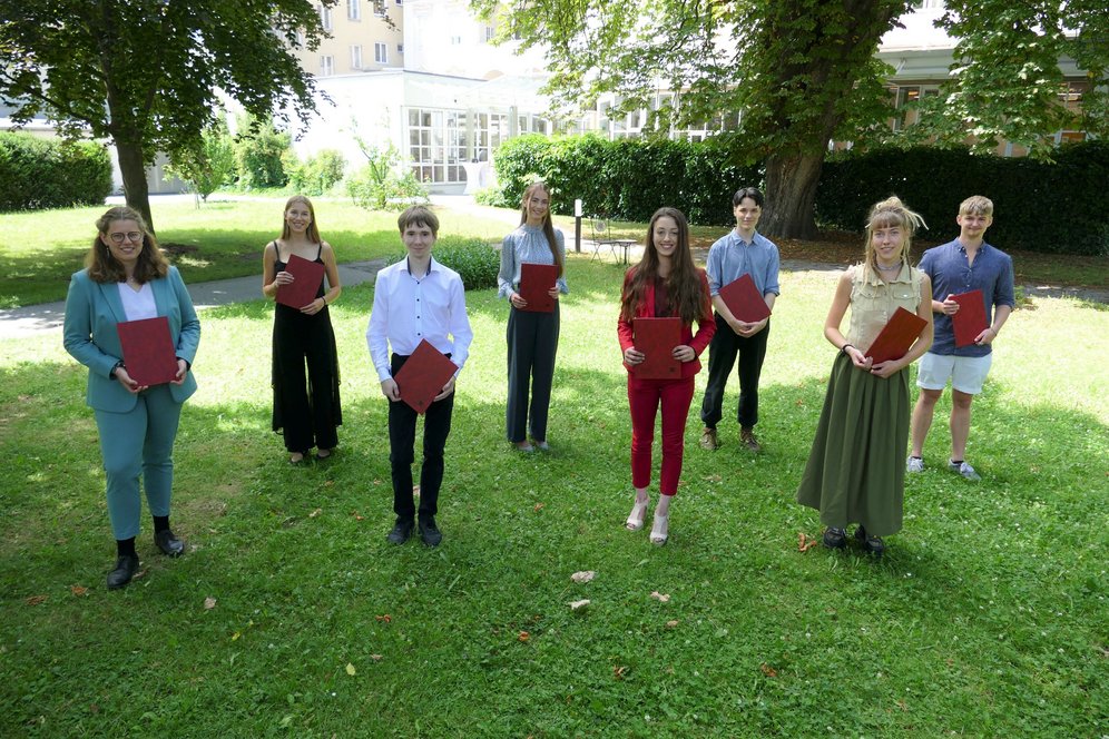 Die Preisträger*innen: Cosima Spieß, Magdalena Haider, Andreas Bernhard, Annika Böhm, Anna Mercedes Köfler, Laurens Seemann, Tina Schmitsberger und Jonas Mayrhofer. (c) KU Linz/Eder Die Preisträger*innen: Cosima Spieß, Magdalena Haider, Andreas Bernhard, Annika Böhm, Anna Mercedes Köfler, Laurens Seemann, Tina Schmitsberger und Jonas Mayrhofer.