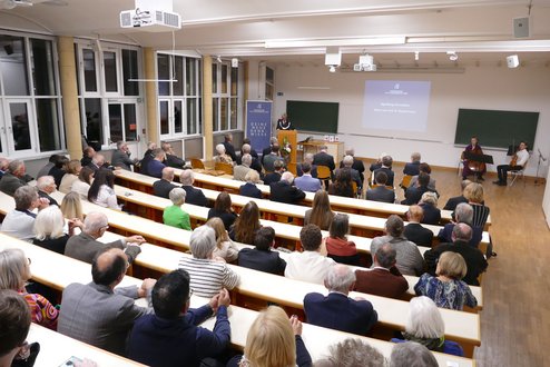 Eröffnung des akademischen Studienjahres 2025/26. Foto: KU Linz / Hermine Eder. Blick in den vollen Hörsaal.