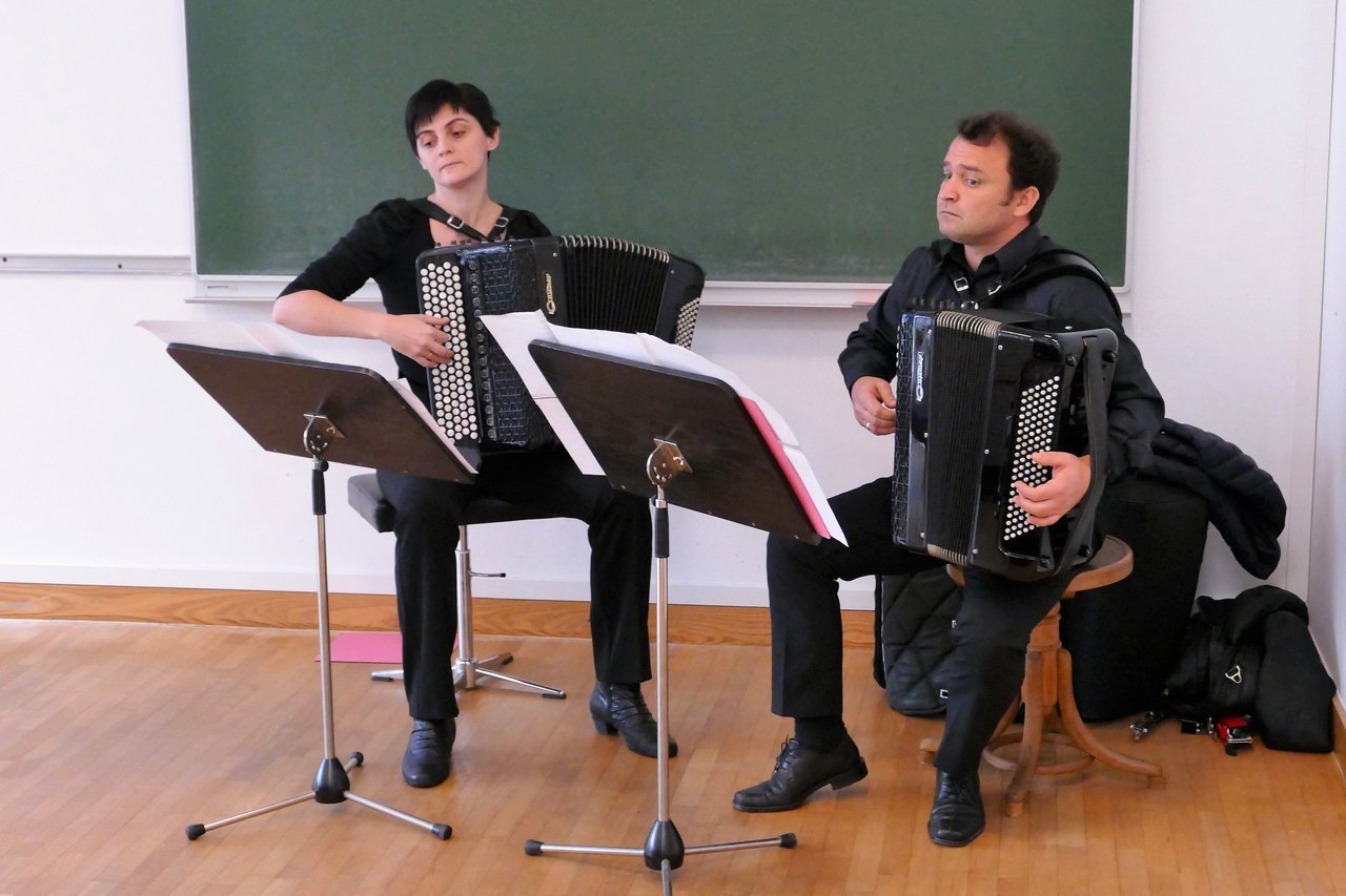 Musikalische Umrahmung der Feier: Akkordeon-Duo DYAS. (c) KU Linz/Eder.