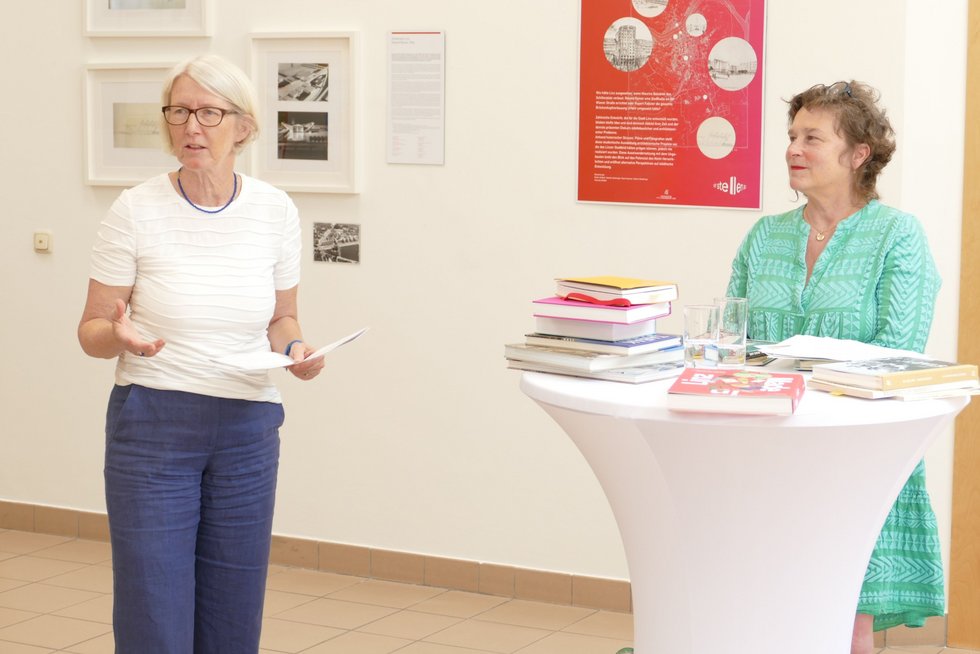Foto: KU Linz/Reinhard Kren. Von links: Univ.-Prof.in Dr.in Anna Minta (KU Linz) und Mag.a Andrea Bina (Nordico Stadtmuseum Linz) bei der Begrüßung zum Mittagsgespräch.