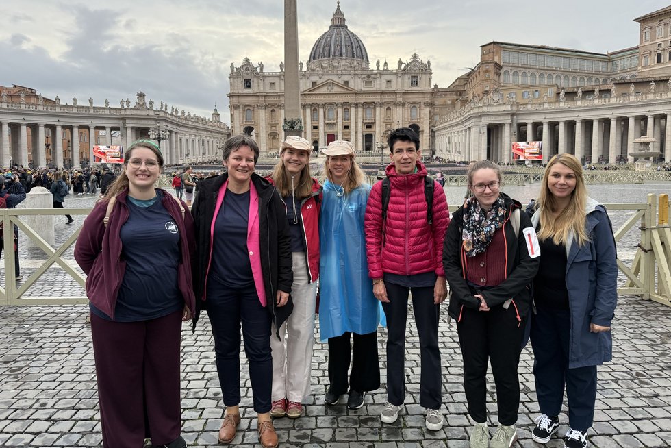 Jubiläum der Bildungswelt. Bildnachweis: KU Linz. Gruppenbild: KU-Delegation in Rom.