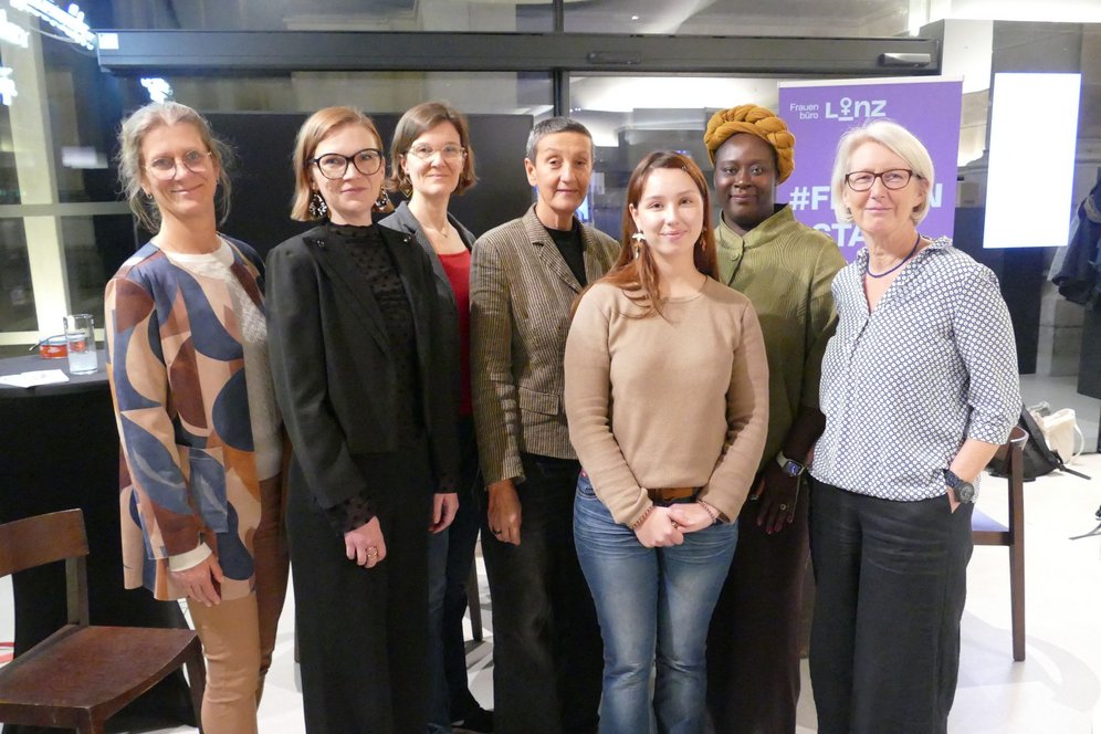 DonnaStage: Feminismus und Mutterschaft - (un)vereinbar? Foto: KU Linz/Hermine Eder. Gruppenbild. Organisatorinnen und Diskutantinnen.