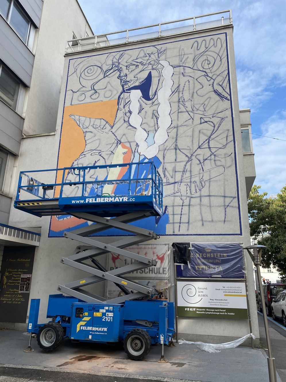 Arbeit am Mural an der Außenfassade des Neubaus der KU Linz, Foto: Eder/KU Linz