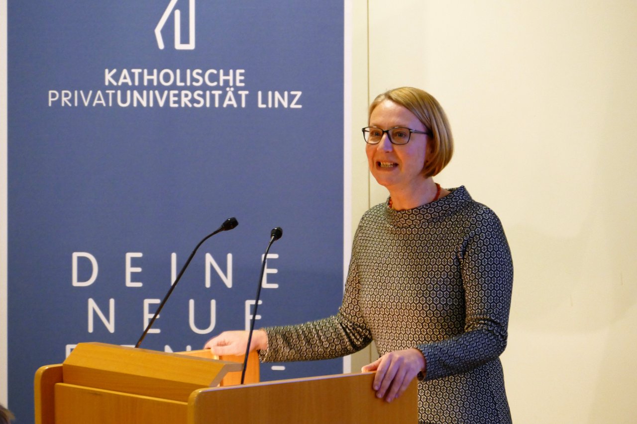 Antrittsvorlesung zu Post-Urbanität: Univ.-Prof.in Dr.in Ilaria Hoppe. (c) KU Linz/Eder