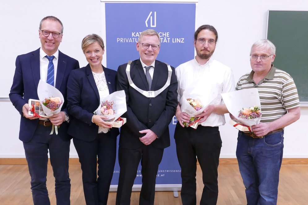 Eröffnung des akademischen Studienjahres 2023/24. © KU Linz/Hermine Eder. Gruppenbild, von links: von links: HS-Prof. Dr. Werner Urbanz, Vizerektorin Mag. Johanna Fischer LL.B., Rektor Univ.-Prof. Dr. Christoph Niemand, Lic. theol. Dr. Christian Rößner M.A., Josef Tiefenthaler.