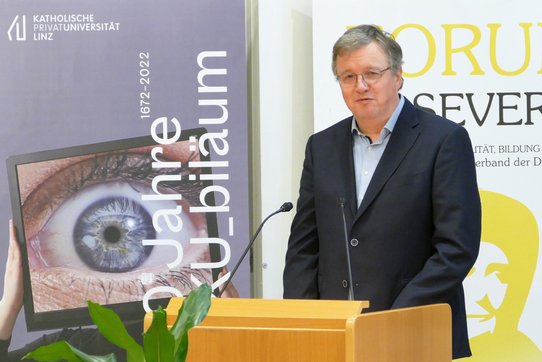 Dr. Paul Grünbacher, Forum St. Severin, begrüßt die Gäste zur 25. Severin-Akademie. 