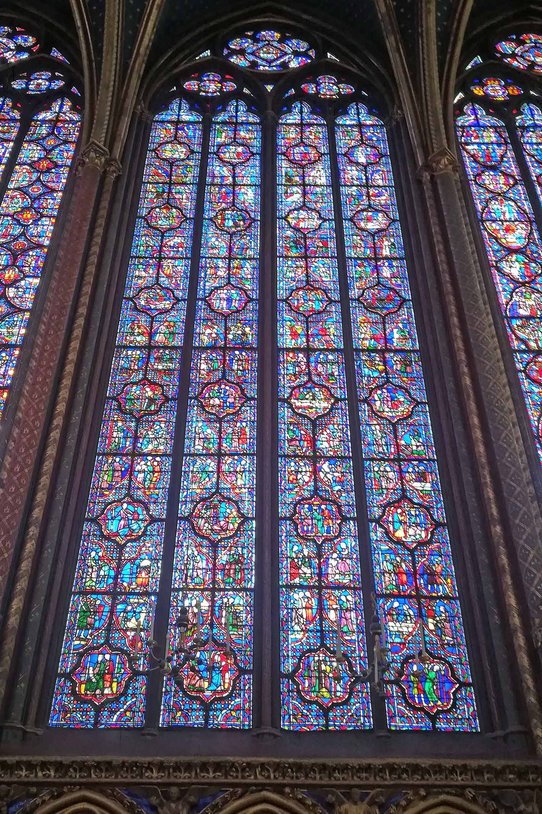 Glasfenster einer Kathedrale.