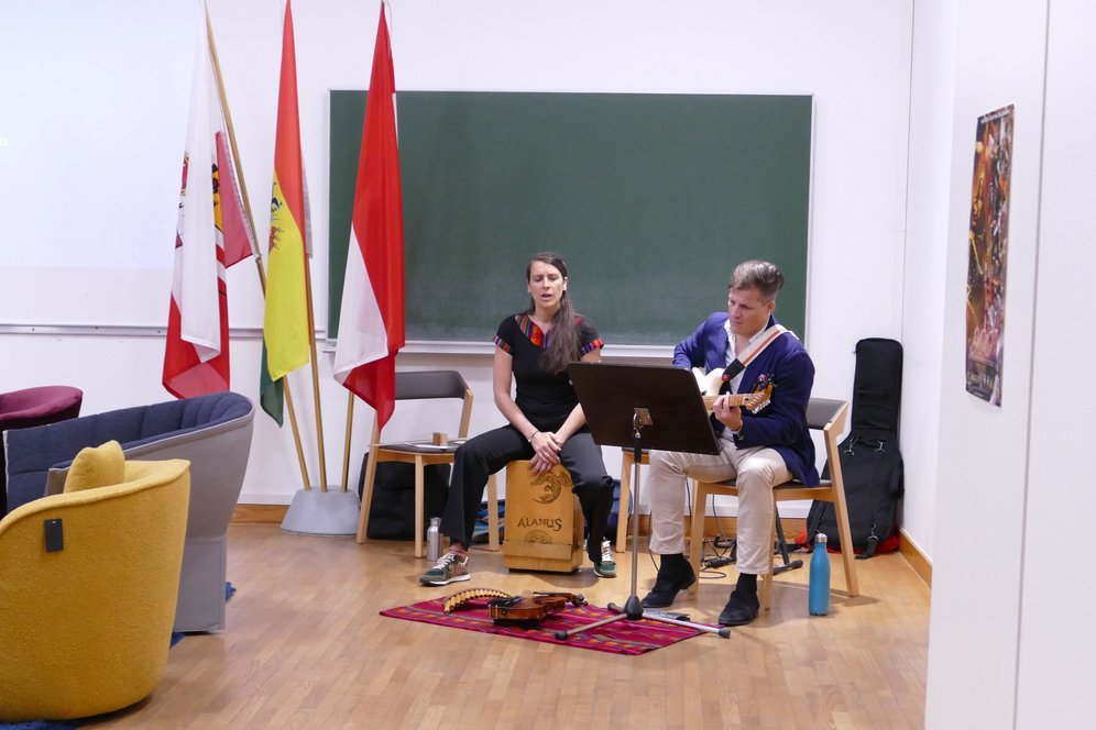Veranstaltung "Frauen. Umwelt. Zukunft. Im Dialog mit Bolivien". Bildnachweis: KU Linz/Kathrin Haselgrübler. Duo AlpAndes: Die Musiker:innen Anna Antensteiner und Helmut Herglotz.