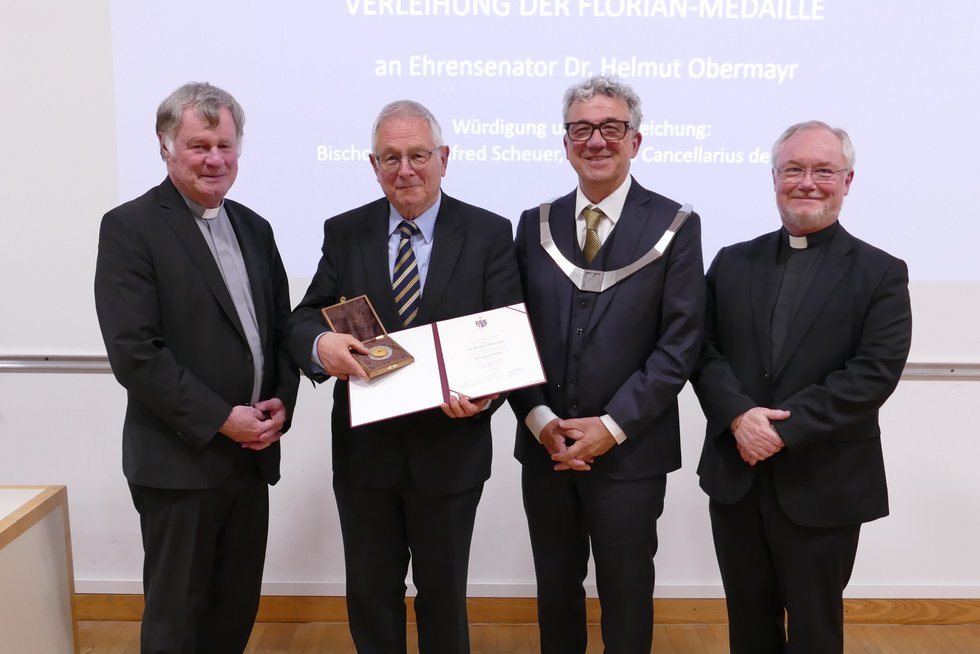 Gruppenbild mit Helmut Obermayr.