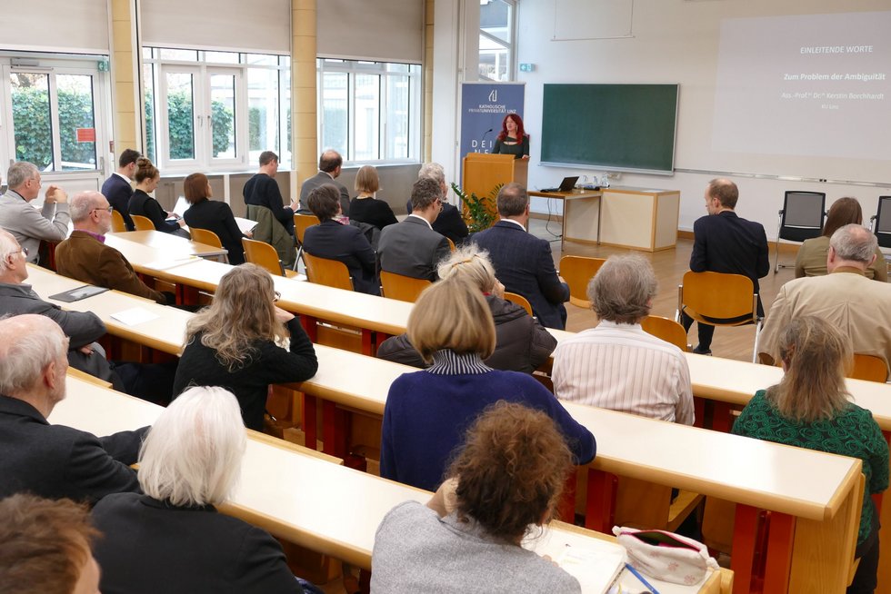 Blick in den gut gefüllten Hörsaal. 
