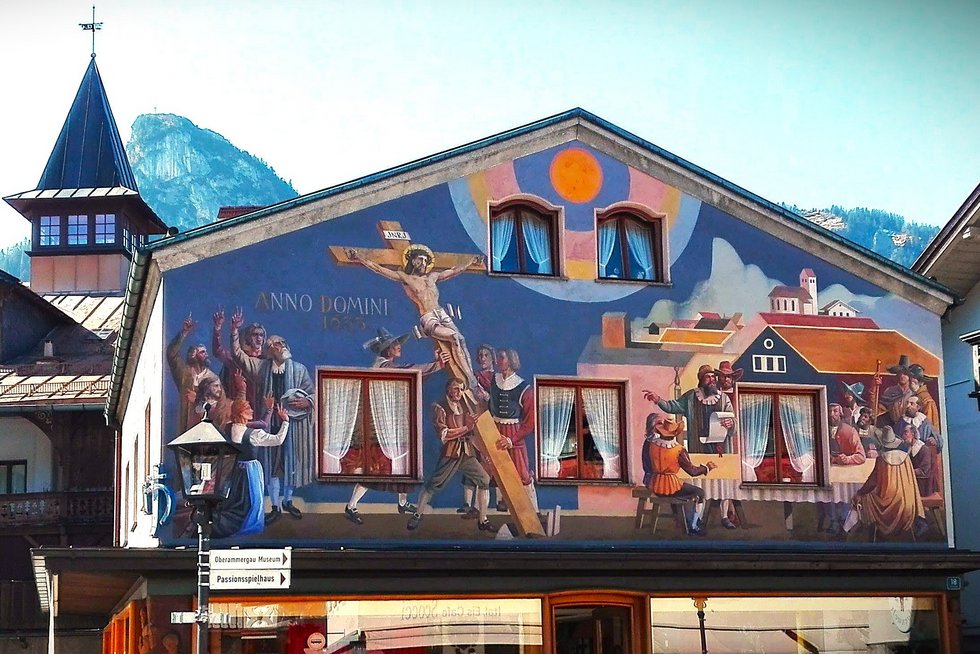 Darstellung der Passion Christi an einem Haus in Oberammergau.