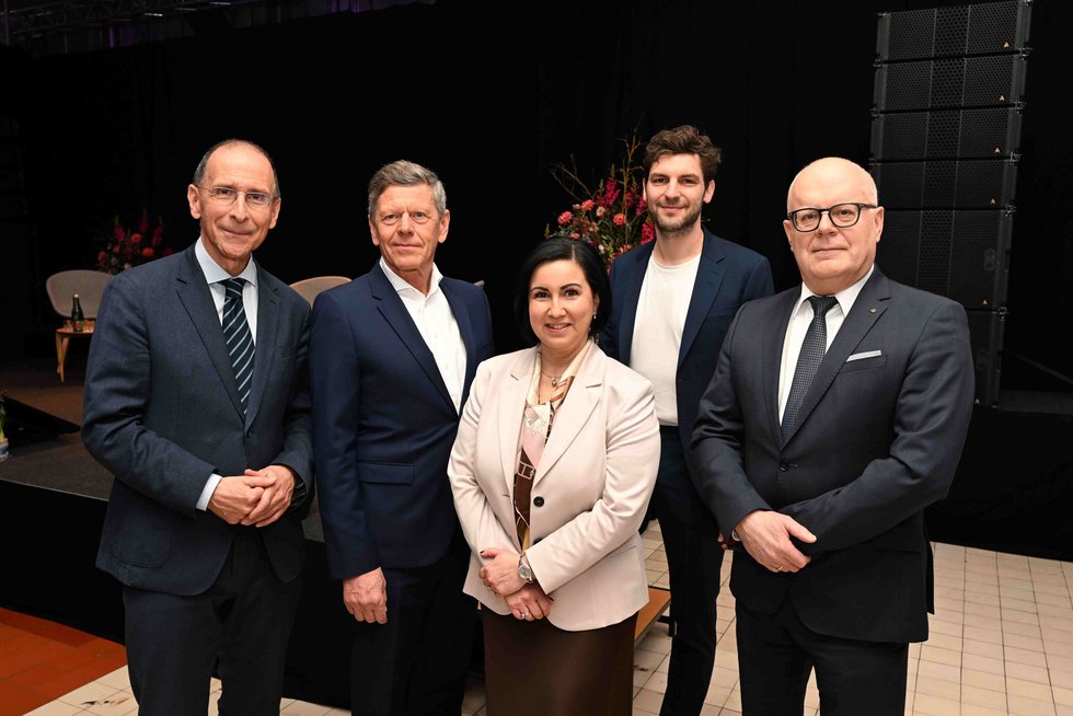 Foto: © Sparkasse OÖ / Werner Kerschbaummayr. Gruppenfoto, Aschermittwochsgespräch 2026: Von links: Key Note-Speaker Peter Filzmaier (Politik- und Kommunikationswissenschaftler), Georg Emprechtinger (Geschäftsführender Eigentümer TEAM 7), Generaldirektorin Stefanie Christina Huber (Sparkasse OÖ), Assistenzprofessor Bernd Ziegler (Geschäftsführender Institutsleiter am Institut für Katechetik, Religionspädagogik und Pädagogik, KU Linz) und Vorstandsvorsitzender Herbert Auer (Anteilsverwaltung Sparkasse Oberösterreich).