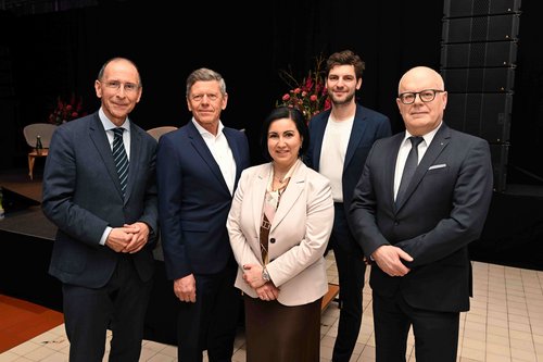 Gruppenfoto, Aschermittwochsgespräch 2026: Von links: Key Note-Speaker Peter Filzmaier (Politik- und Kommunikationswissenschaftler), Georg Emprechtinger (Geschäftsführender Eigentümer TEAM 7), Generaldirektorin Stefanie Christina Huber (Sparkasse OÖ), Assistenzprofessor Bernd Ziegler (Geschäftsführender Institutsleiter am Institut für Katechetik, Religionspädagogik und Pädagogik, KU Linz) und Vorstandsvorsitzender Herbert Auer (Anteilsverwaltung Sparkasse Oberösterreich).