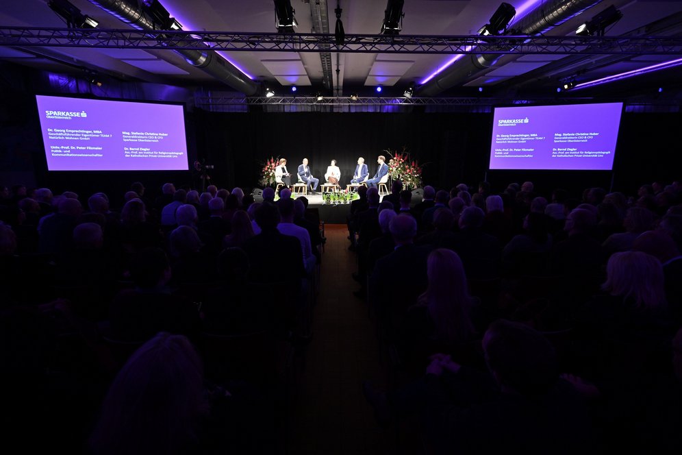 Foto: © Sparkasse OÖ / Werner Kerschbaummayr. Aschermittwochsgespräch 2026: Blick vom Publikum auf das Podium.