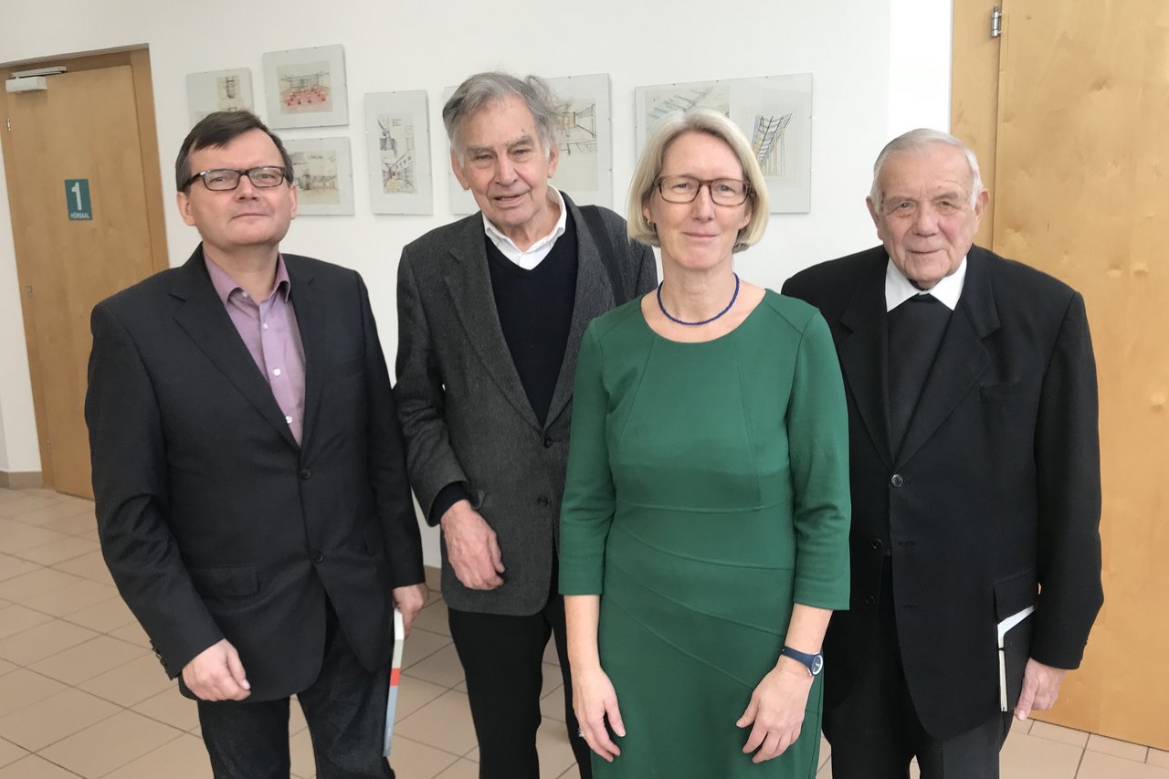 Von li.: Dr. Jörg Matthies, Architekt DI Hans Puchhammer, Univ.-Prof.in Dr.in Anna Minta, Altbischof Dr. h.c. Maximilian Aichern. 