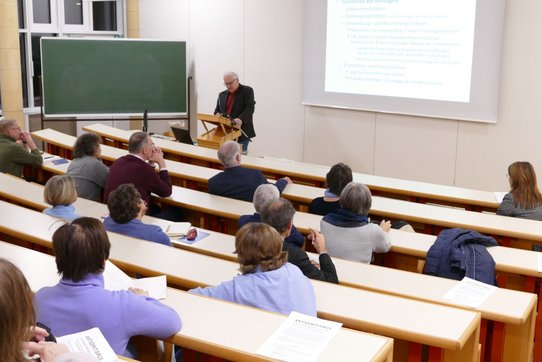 Prof. Dr. Bernhard Emunds hält die Maximilian Aichern-Vorlesung im Hörsaal 1 der KU Linz. 