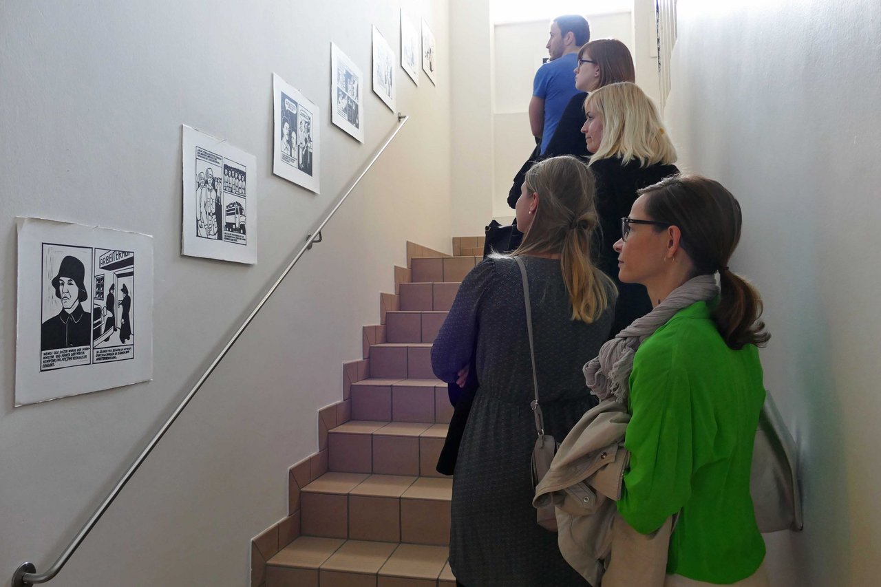 Insgesamt 58 Blätter umfasst die Graphic Novel "Als die Nacht begann" die sich im Treppenhaus der KU Linz - vom Foyer bis in den dritten Stock des Neubaus - findet.