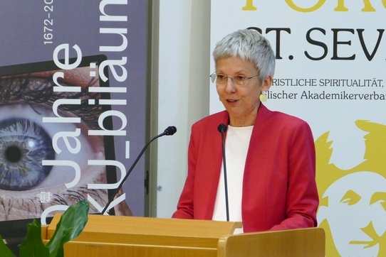 Univ.-Prof. Dr. Susanne Gillmayr-Bucher, Dekanin der Fakultät für Theologie, spricht Grußworte.