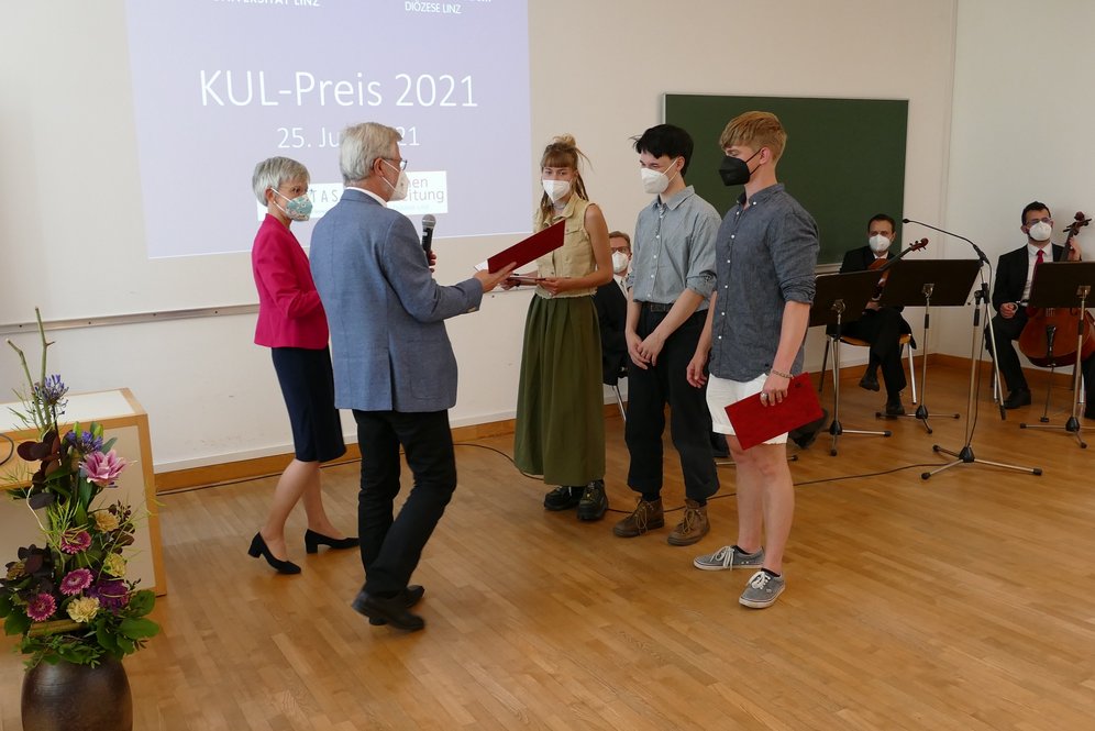 Tina Schmitsberger, Laurens Seemann und Jonas Mayrhofer (HBLA für künstlerische Gestaltung) erhalten den Anerkennungspreis im Fachbereich Kunstwissenschaft. (c) KU Linz/Eder Tina Schmitsberger, Laurens Seemann und Jonas Mayrhofer (HBLA für künstlerische Gestaltung) erhalten den Anerkennungspreis im Fachbereich Kunstwissenschaft.