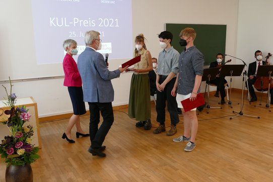 Tina Schmitsberger, Laurens Seemann und Jonas Mayrhofer (HBLA für künstlerische Gestaltung) erhalten den Anerkennungspreis im Fachbereich Kunstwissenschaft.