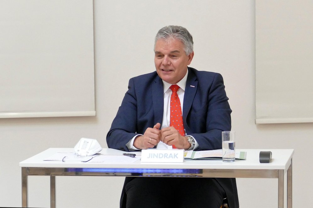 WKOÖ-Vizepräsident KommR Leo Jindrak (in Vertretung von Präsidentin Mag.a Doris Hummer). WKOÖ-Vizepräsident KommR Leo Jindrak (in Vertretung von Präsidentin Mag.a Doris Hummer).