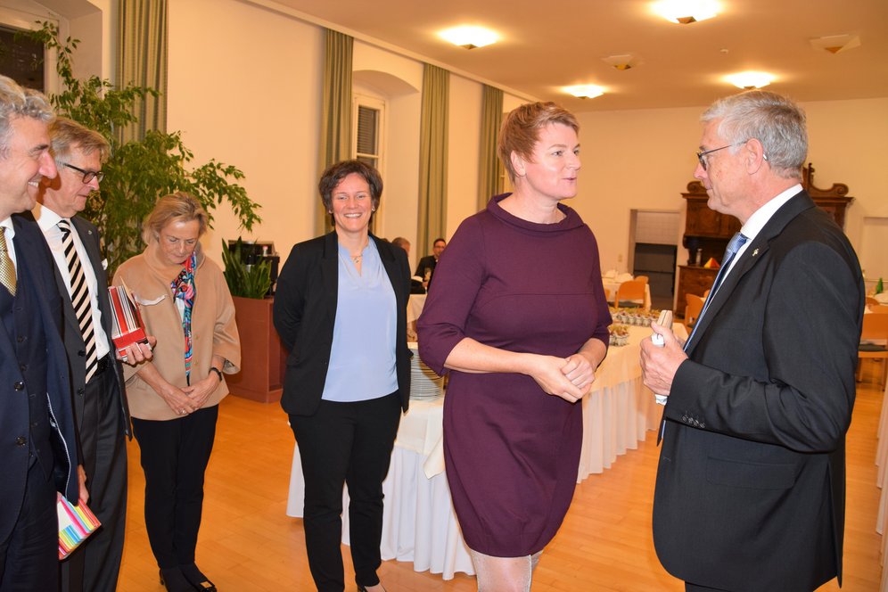 Kolleg*innen und zahlreiche Festgäste aus Wirtschaft, Politik, Kirche und Gesellschaft nahmen an der Feier teil. Kolleg*innen und zahlreiche Festgäste aus Wirtschaft, Politik, Kirche und Gesellschaft nahmen an der Feier teil.