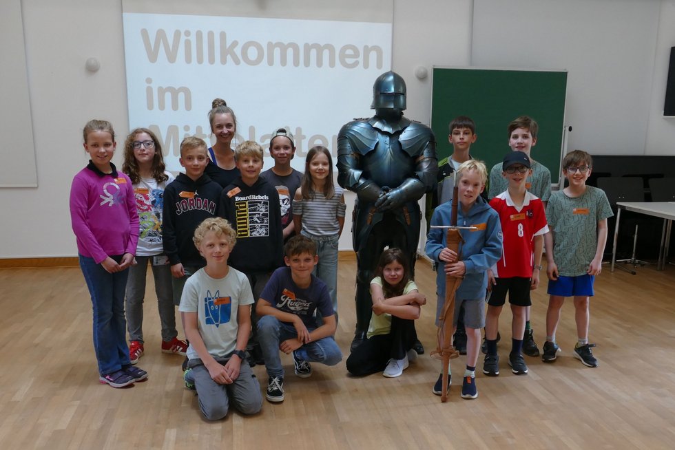 KinderUni 2025. Foto: KU Linz / Hermine Eder. KinderUni an der KU Linz: Kinder mit Ritter.