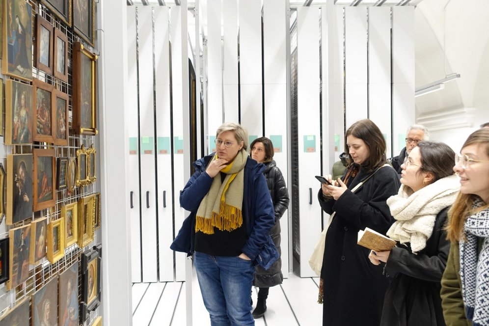 Exkursion ins Kunstdepot der Diözese Linz im ehemaligen Stift Gleink. Foto: Roland Forster. Ulrike Parzmair-Pfau und Martina Gelsinger führen durchs Kunstdepot der Diözese Linz.