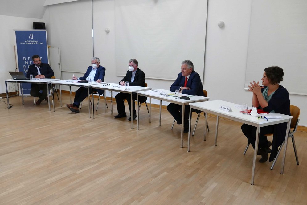 Am Podium diskutierten Diözesanbischof Dr. Manfred Scheuer, WKOÖ-Vizepräsident KommR Leo Jindrak und AK OÖ-Präsident Dr. Johann Kalliauer. Die Moderation übernahmen Mag.a Michaela Pröstler-Zopf und Mag. Daniel Neuböck. Vortragende sitzen am Podium.