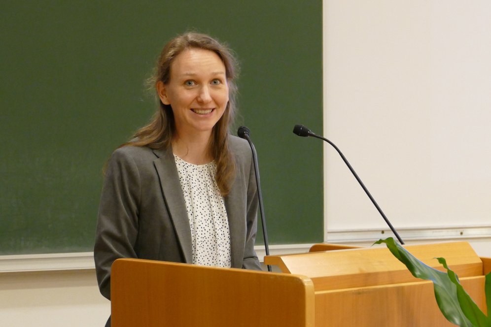 Dr. Gudrun Becker, Referentin für Ökumene und Judentum, Diözese Linz. © KU Linz/Eder. Dr. Gudrun Becker, Christlich-jüdisches Komitee, begrüßt die Gäste.