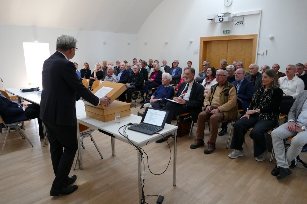 Kritische Dogmatik. Symposium und Buchpräsentation zu Ehren Prof. Walter Rabergers. Foto: KU Linz / Hermine Eder. Rektor Univ.-Prof. Dr. Michael Fuchs begrüßt die Teilnehmer:innen in Hörsaal 5 der KU Linz.