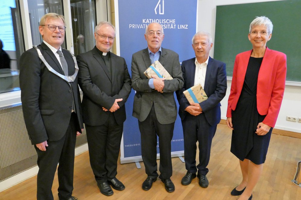 Ehrung zweier langjähriger Dozenten für Latein bzw. Altgriechisch. © KU Linz/Hermine Eder. Ehrung zweier langjähriger Dozenten für Latein bzw. Altgriechisch. © KU Linz/Hermine Eder.