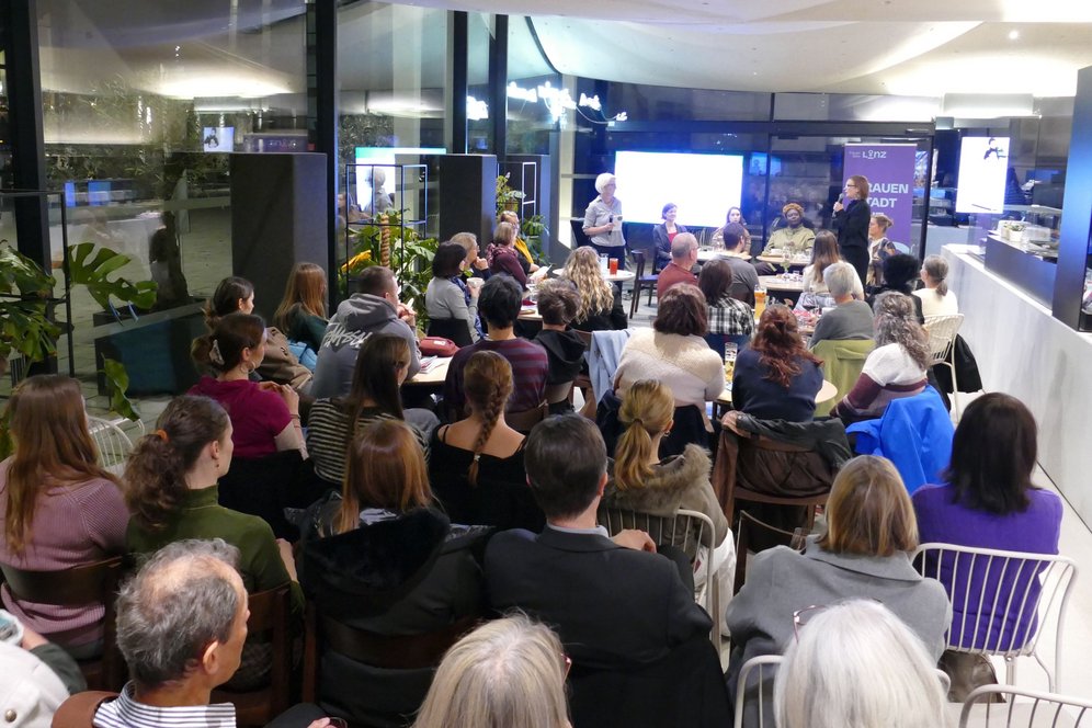 DonnaStage: Feminismus und Mutterschaft - (un)vereinbar? Foto: KU Linz/Hermine Eder. Blick durch den Saal nach vorne zur "Bühne".
