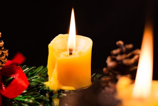 Brennende Kerzen am Adventkranz.