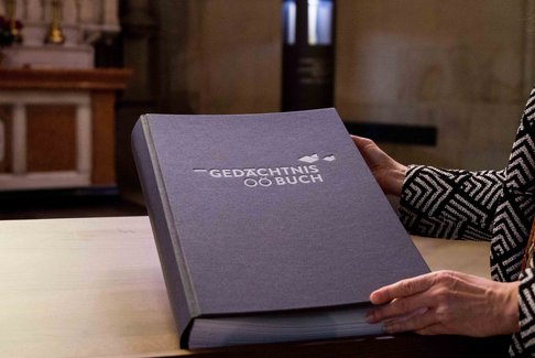 Das Gedächtnisbuch Oberösterreich ist ganzjährig im Linzer Dom einsehbar. 