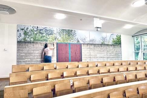Fotoausstellung im Rahmen der Reihe "wir stellen aus:". © KU Linz/Eder. Fotoausstellung. Werk im Hörsaal 1 der KU Linz.