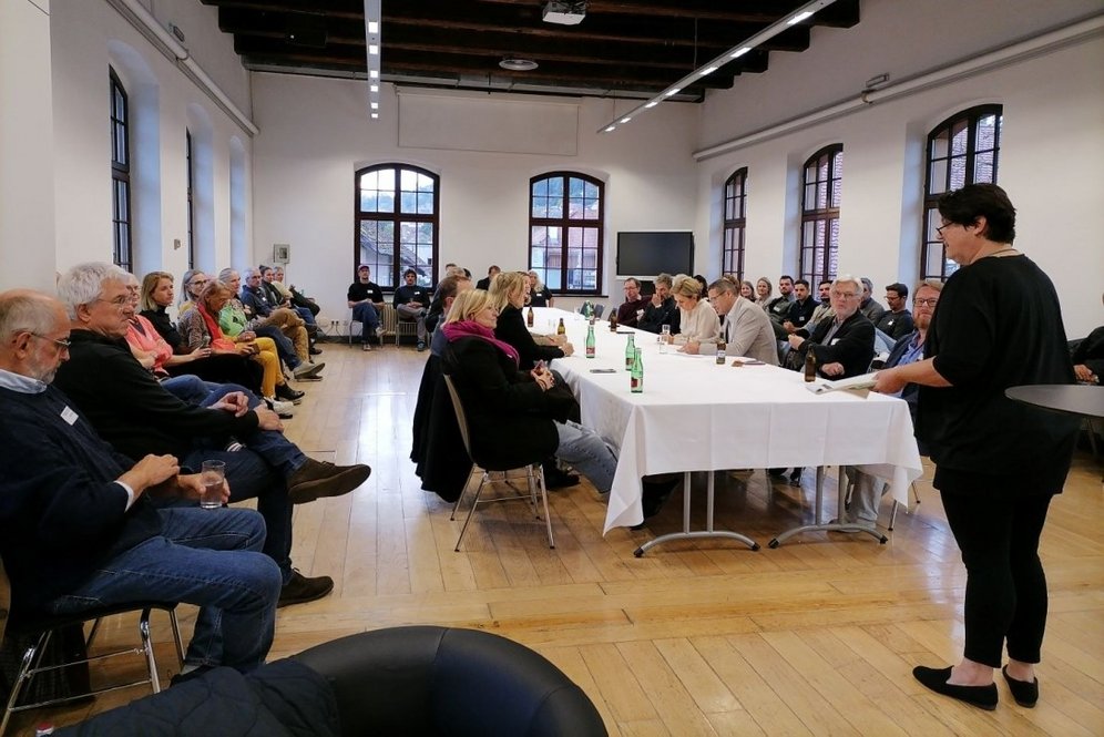 Foto: Netzwerk Zukunftsregion Steyr. Baukulturstammtisch in Steyr. Blick in den Saal.