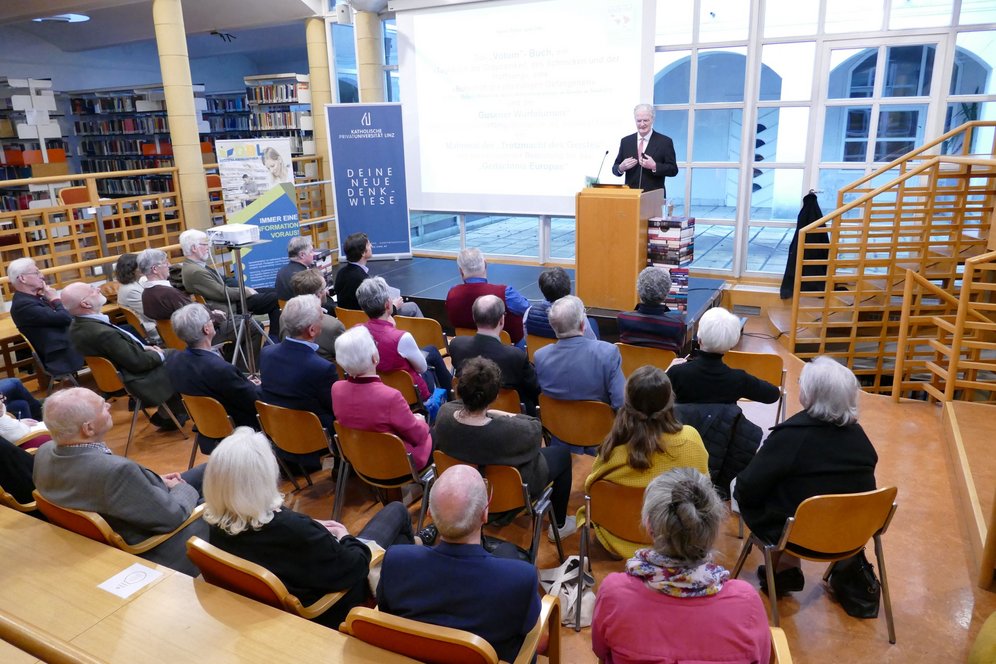 Vortrag von Univ.-Lektor HR DI Dr. Hans Peter Jeschke in der Bibliothek der KU Linz.