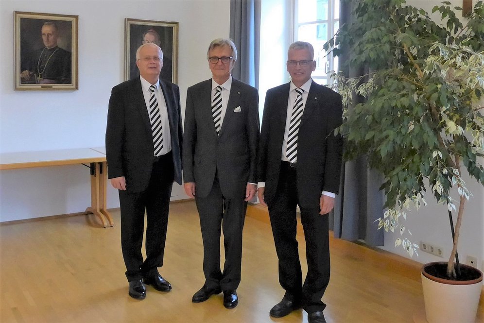 Von li: Mag. Karl-Heinz Stoiber, Balleimeister MR Dr. Rudi Müller und Vizekomtur Kons. OA Dr. Thomas Schwierz vom Deutschen Orden. Von li: Mag. Karl-Heinz Stoiber, Balleimeister MR Dr. Rudi Müller und Vizekomtur Kons. OA Dr. Thomas Schwierz vom Deutschen Orden.