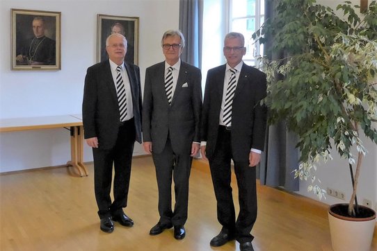 Von li: Mag. Karl-Heinz Stoiber, Balleimeister MR Dr. Rudi Müller und Vizekomtur Kons. OA Dr. Thomas Schwierz vom Deutschen Orden.