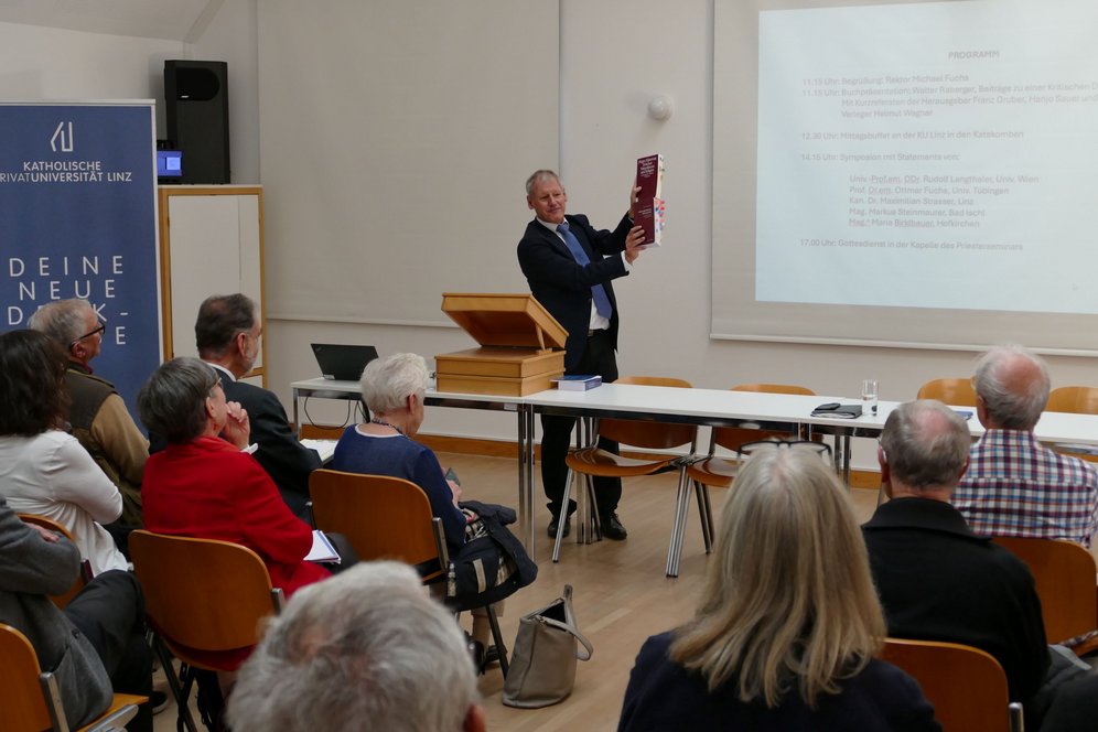 Kritische Dogmatik. Symposium und Buchpräsentation zu Ehren Prof. Walter Rabergers. Foto: KU Linz / Hermine Eder. Professor Franz Gruber stellt das Buch vor.
