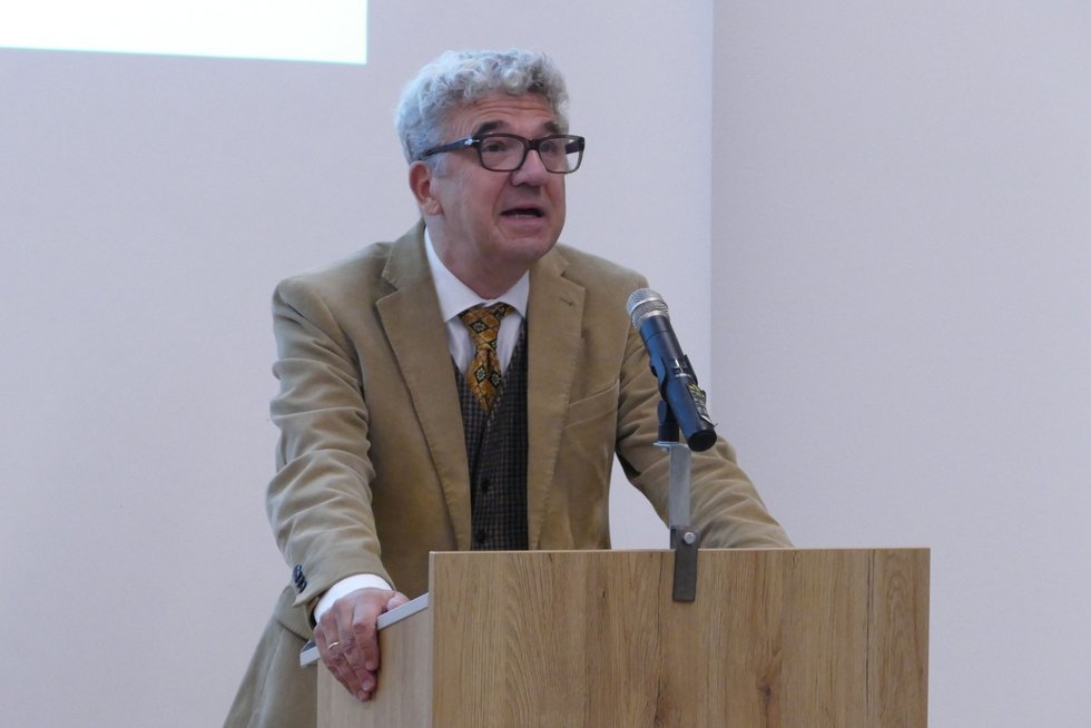 Vortrag: Mensch und KI. Foto: KU Linz/Hermine Eder. Rektor Univ.-Prof. Dr. Michael Fuchs.