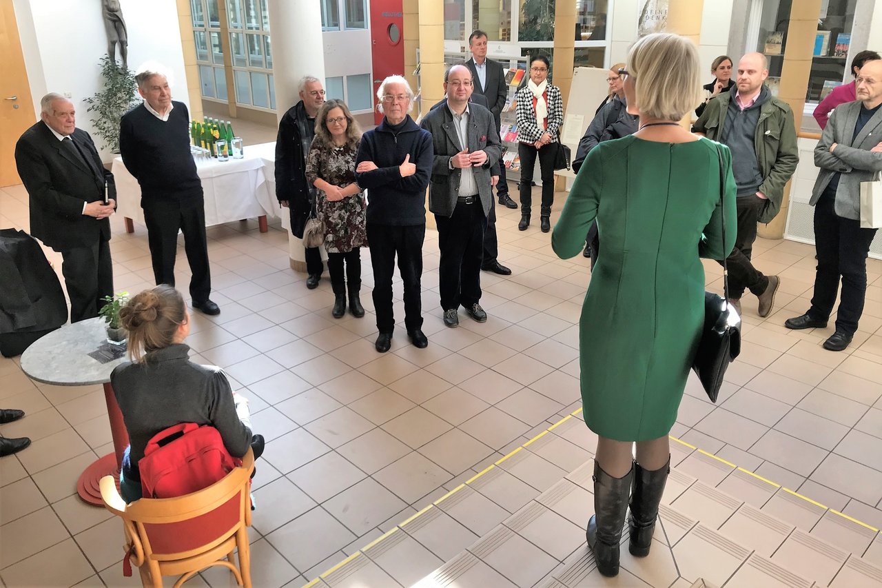 Kuratorin Univ.-Prof.in Dr.in Anna Minta eröffnet das Kunstgespräch zur Mittagszeit im Foyer der KU Linz.