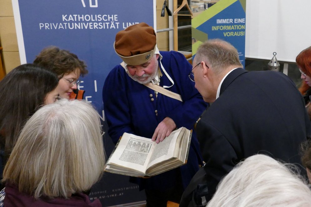 Lange Nacht der Kirchen an der KU Linz. Foto: KU Linz/Kathrin Haselgrübler. Museumstheater: Bibliotheksdirektor Dipl.-Theol. Ingo R. Glückler schlüpfte in die Rolle Bernhards von Breydenbach.