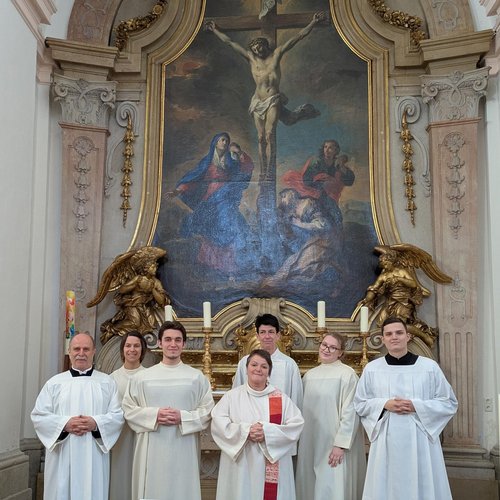 Gruppenfoto liturgisch Gekleideter in der Kapelle des Priesterseminars Linz