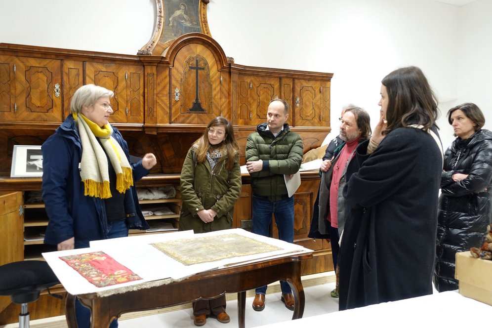 Exkursion im Rahmen der kunstwissenschaftlichen Lehrveranstaltung. Foto: Roland Forster.. Gemeinsam mit Lehrveranstaltungsleiterin Dr. Judith Utz folgen die Studierenden den Ausführungen von Mag. Ulrike Parzmair-Pfau.