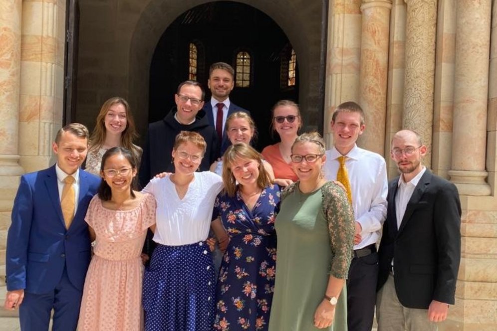 Teilnehmer:innen des Theologischen Studienjahres vor der Dormitio-Abtei, Jerusalem.